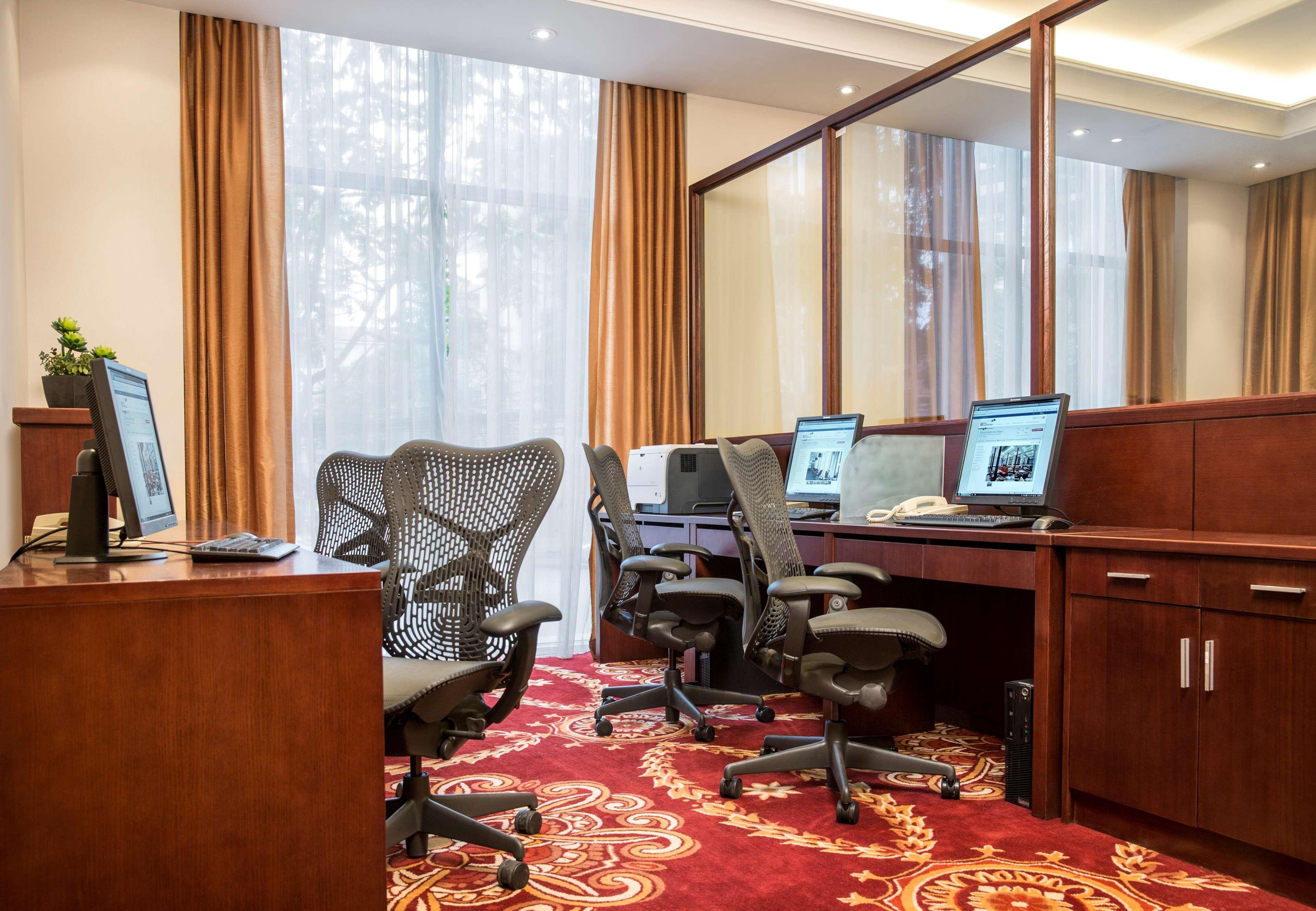 Hilton Garden Inn Ханой Экстерьер фото