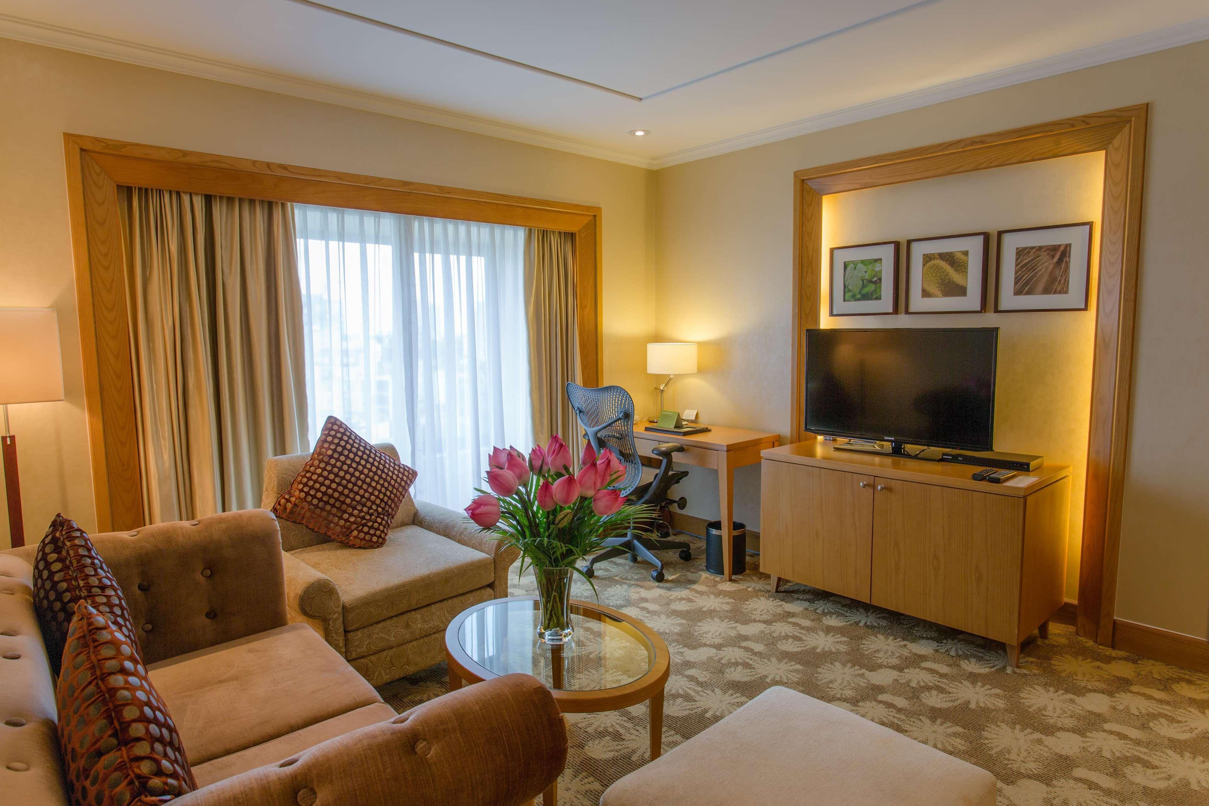 Hilton Garden Inn Ханой Экстерьер фото