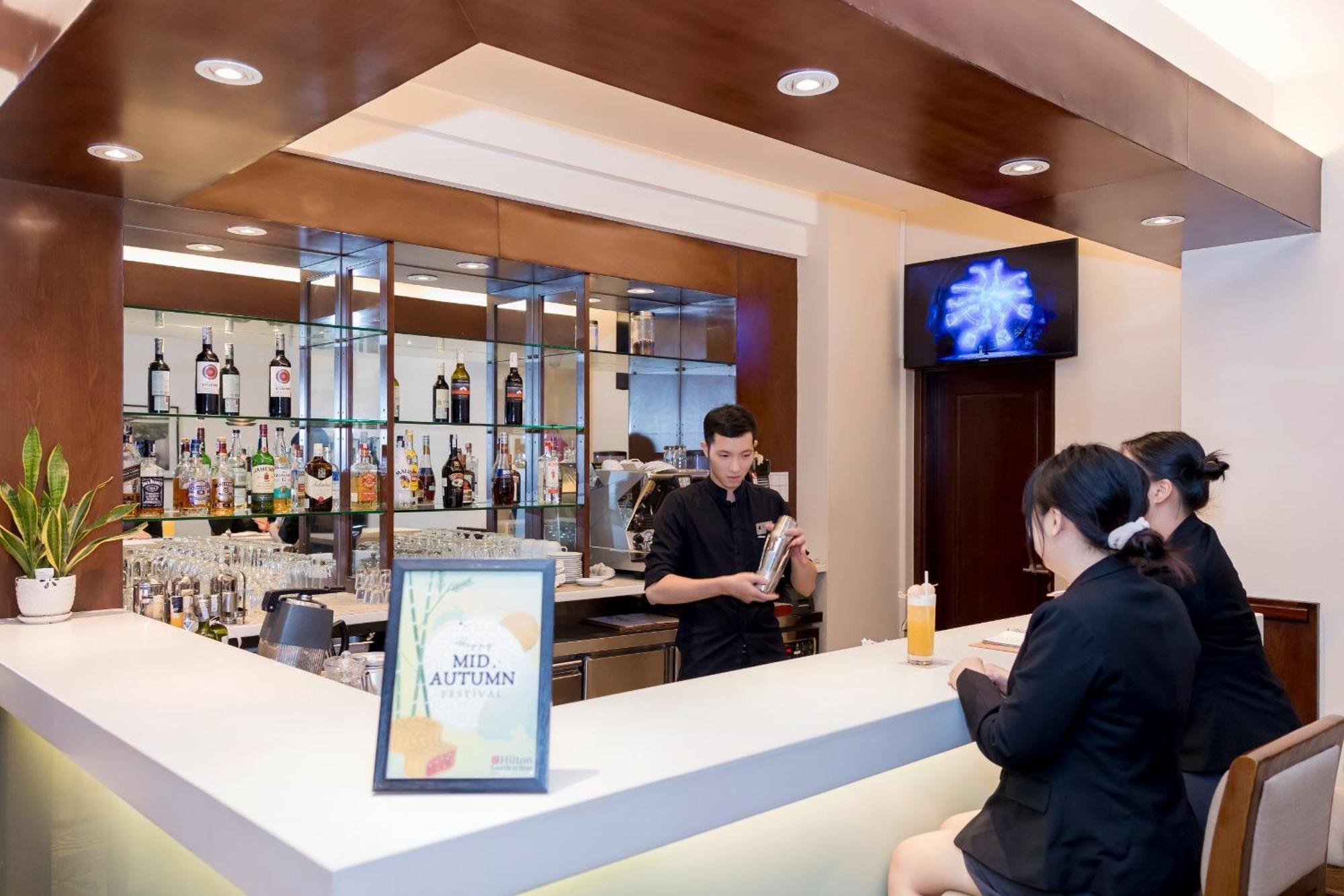 Hilton Garden Inn Ханой Экстерьер фото