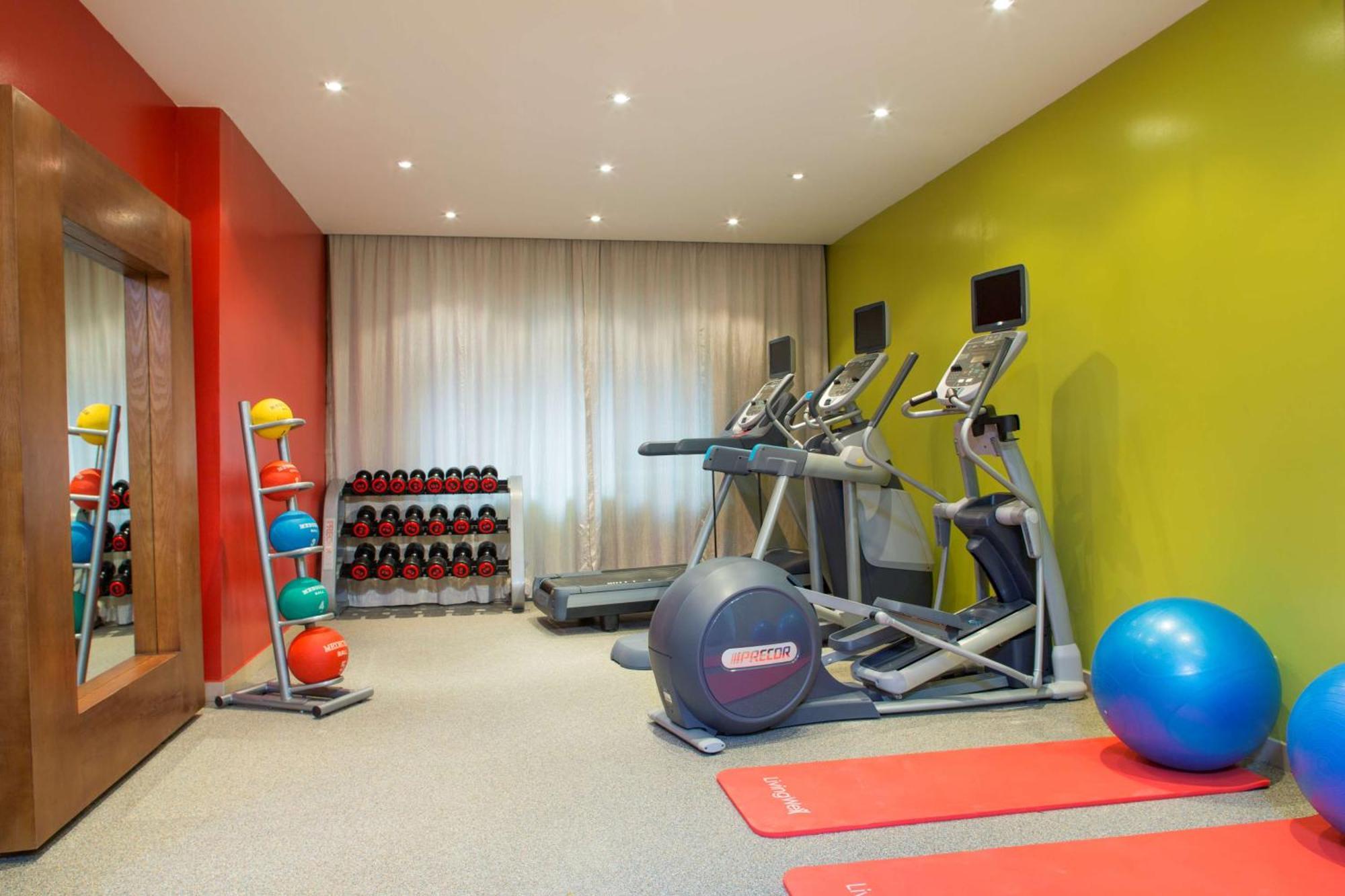 Hilton Garden Inn Ханой Экстерьер фото