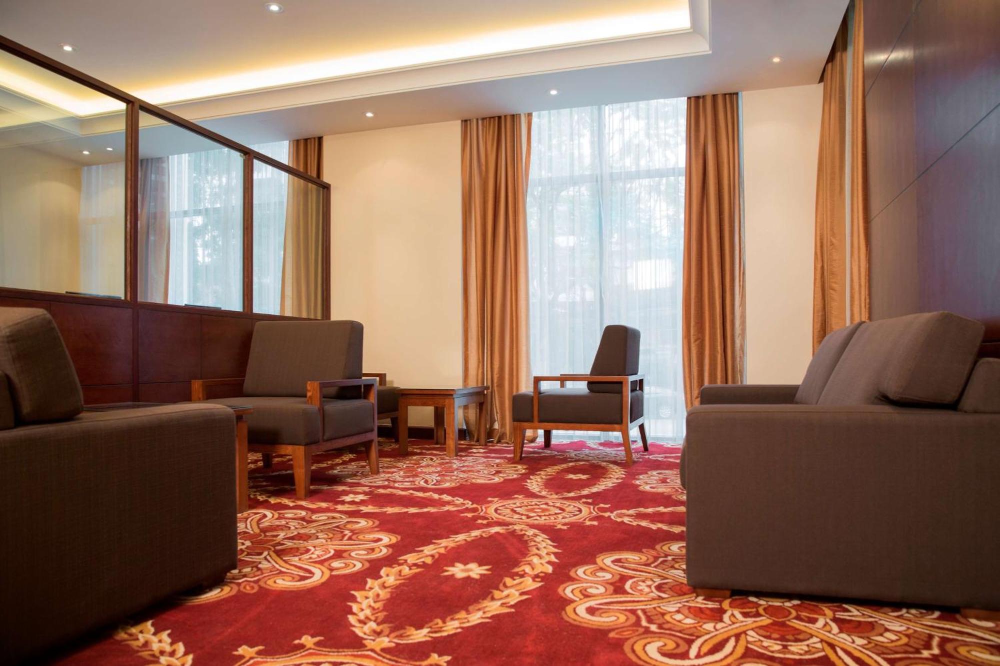 Hilton Garden Inn Ханой Экстерьер фото