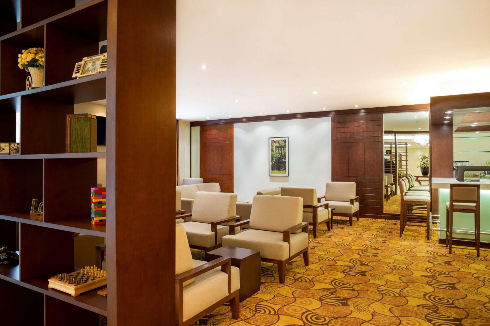 Hilton Garden Inn Ханой Экстерьер фото