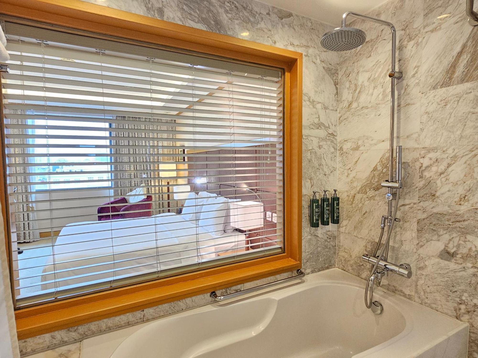 Hilton Garden Inn Ханой Экстерьер фото